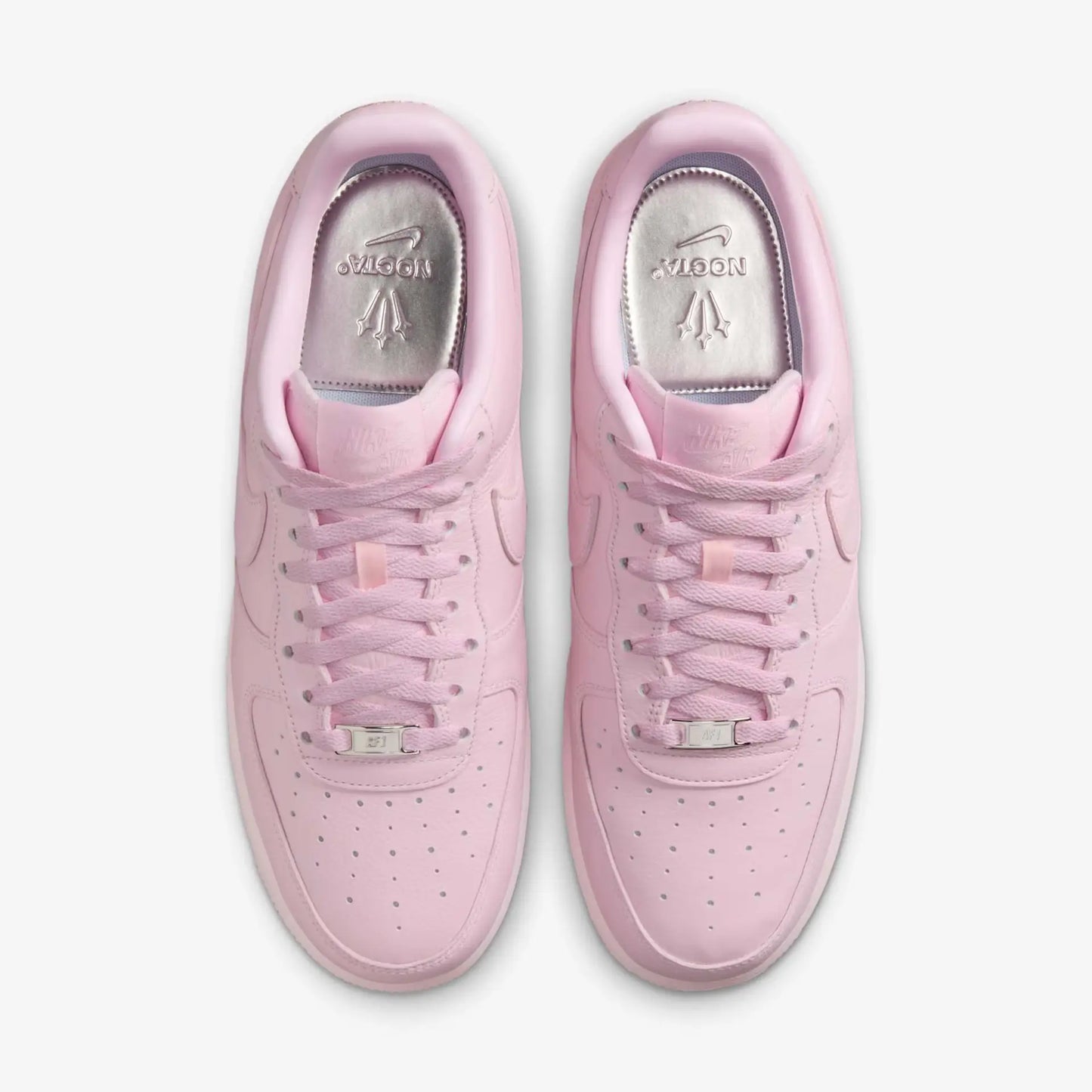 Tênis Nike Rosa Air Force 1 Low Drake Nocta Pink Foam Par Visto por Cima Destacando as Palmilhas Prateadas