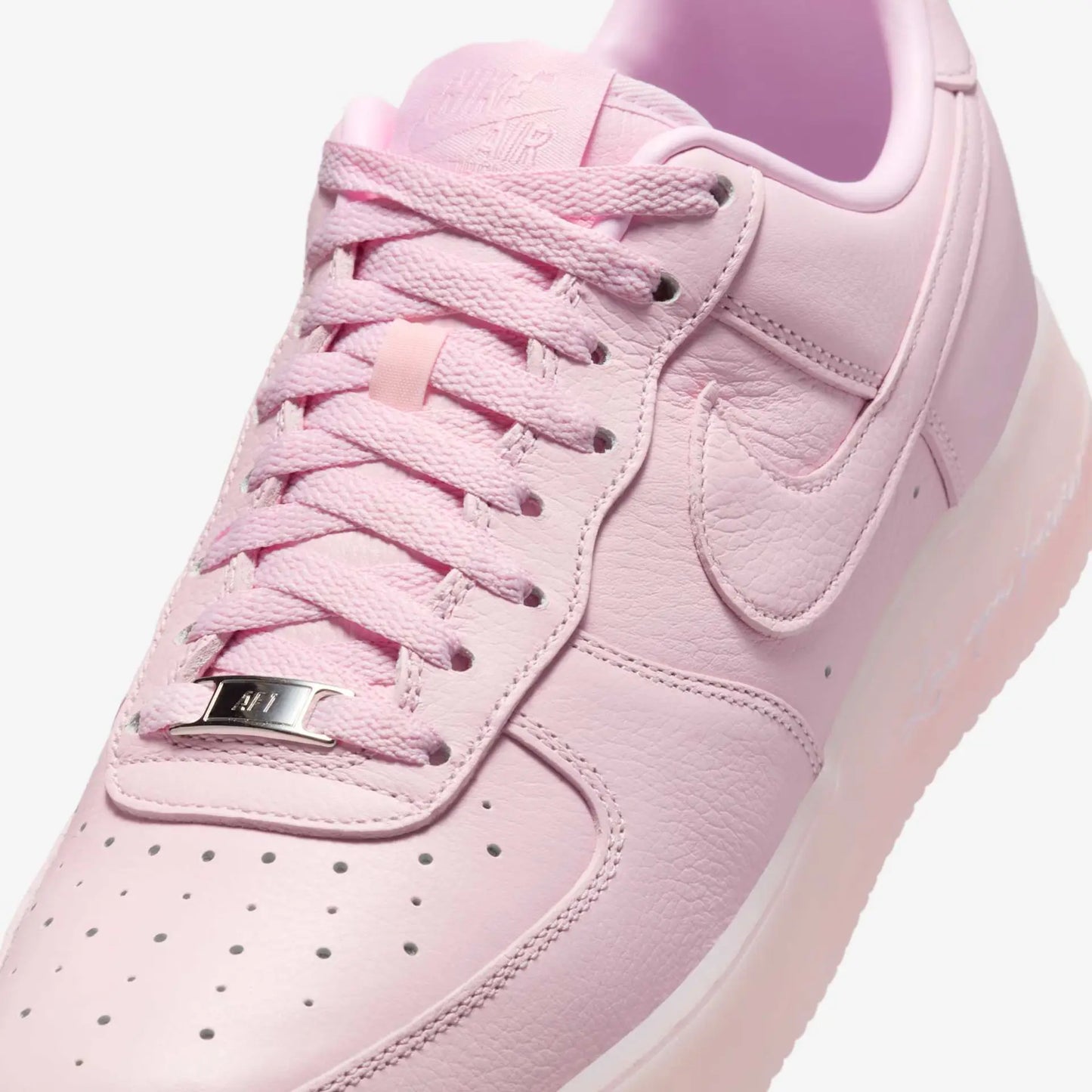 Tênis Nike Rosa Air Force 1 Low Drake Nocta Pink Foam Parte Frontal em Detalhes