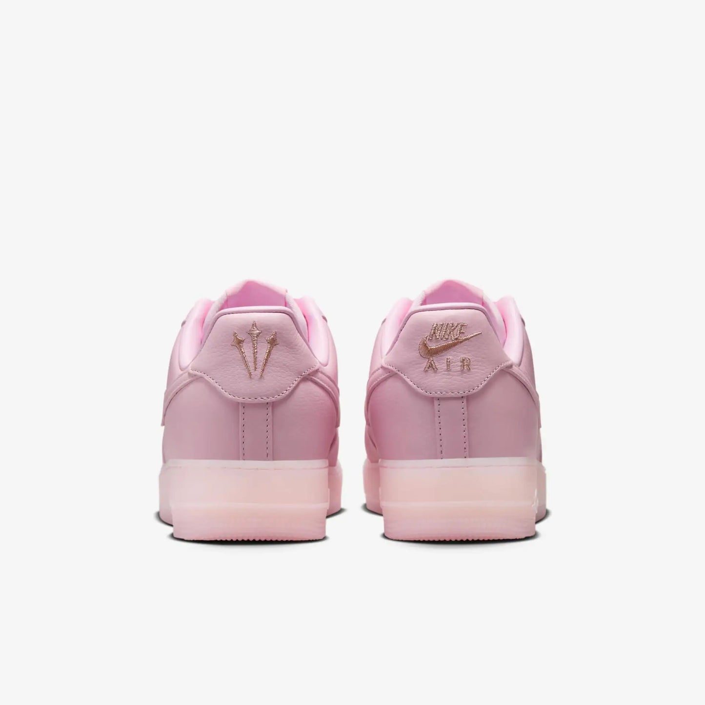 Tênis Nike Rosa Air Force 1 Low Drake Nocta Pink Foam Parte Traseira Destacando a Logo Nocta e Nike Air