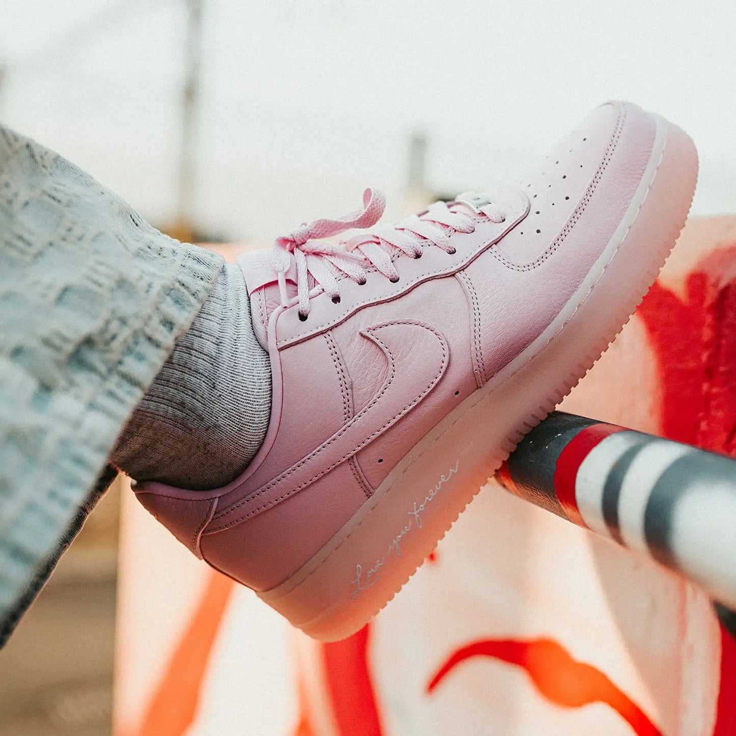 Tênis Nike Rosa Air Force 1 Low Drake Nocta Pink Foam Visto no Pe com Calca Jeans