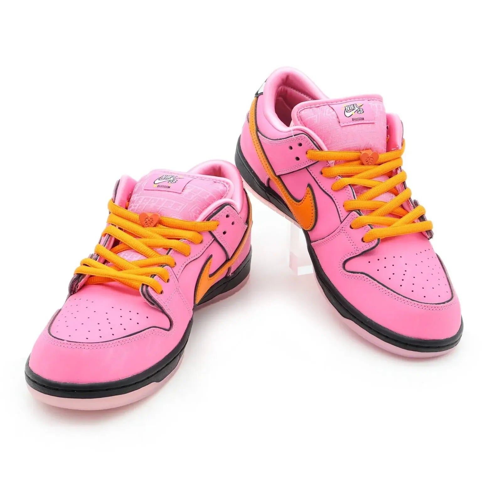 Tênis Nike Rosa Dunk Low Meninas SuperPoderosas Florzinha Visto de Frente
