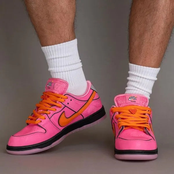 Tênis Nike Rosa Dunk Low Meninas SuperPoderosas Florzinha Visto no Pe em Detalhes Frontais