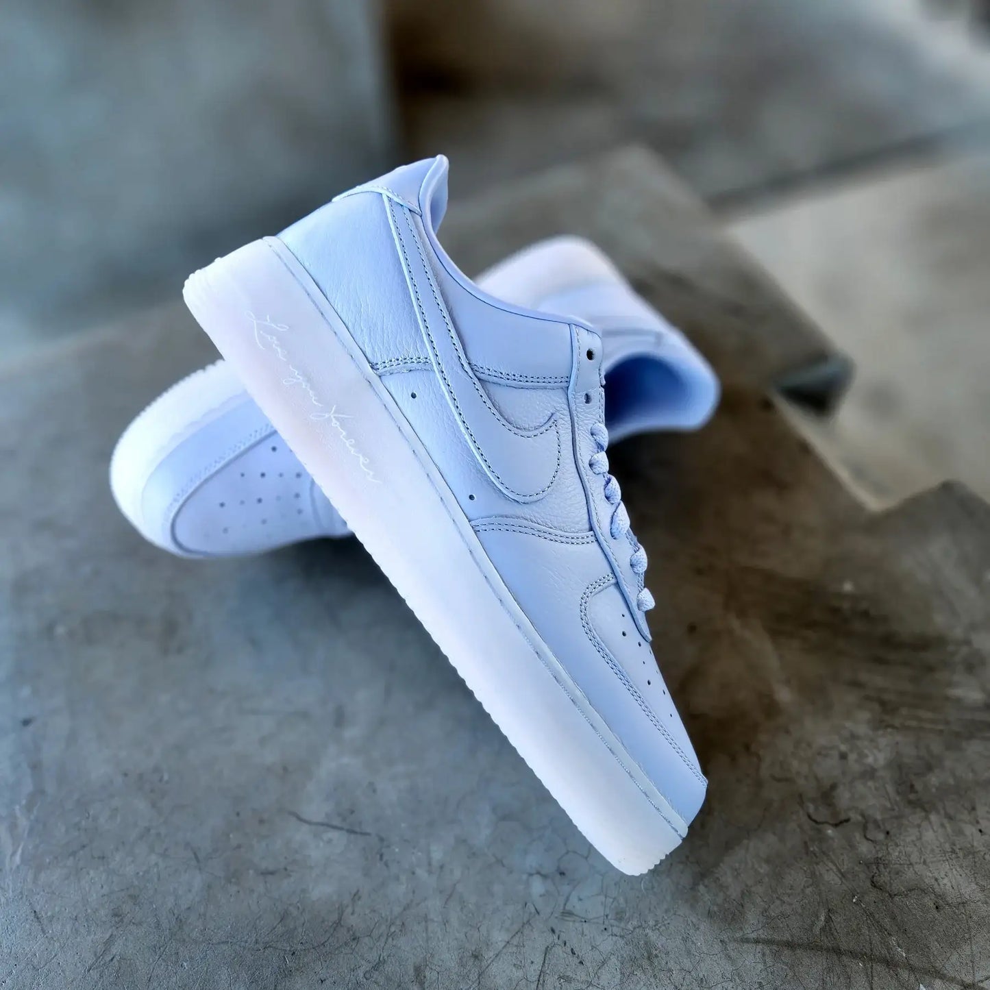 Tênis Nike Roxo Air Force 1 Low x Drake Nocta Palest Purple Par Visto de Lado Escrito Love You Forever