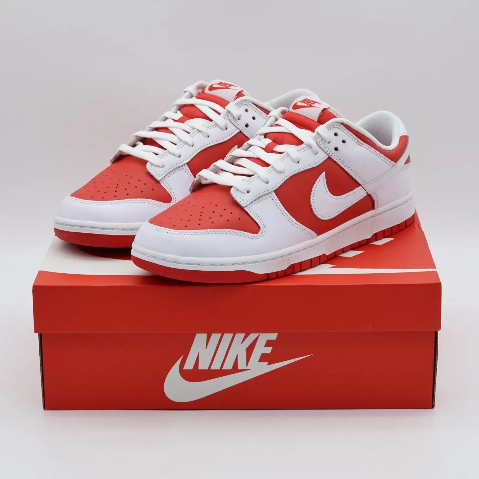 Tênis Nike Dunk Championship Red visto em cima de sua caixa vermelha