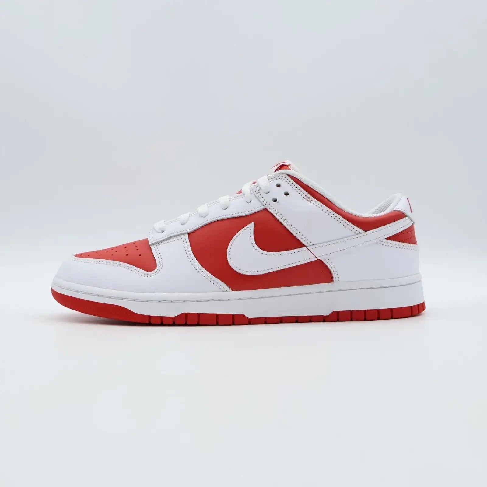 Tênis Nike Dunk Championship Red Visto pelo Lado Externo