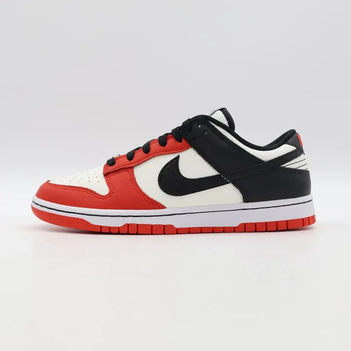 Tênis Vermelho Nike Dunk Low NBA Visto De Lado