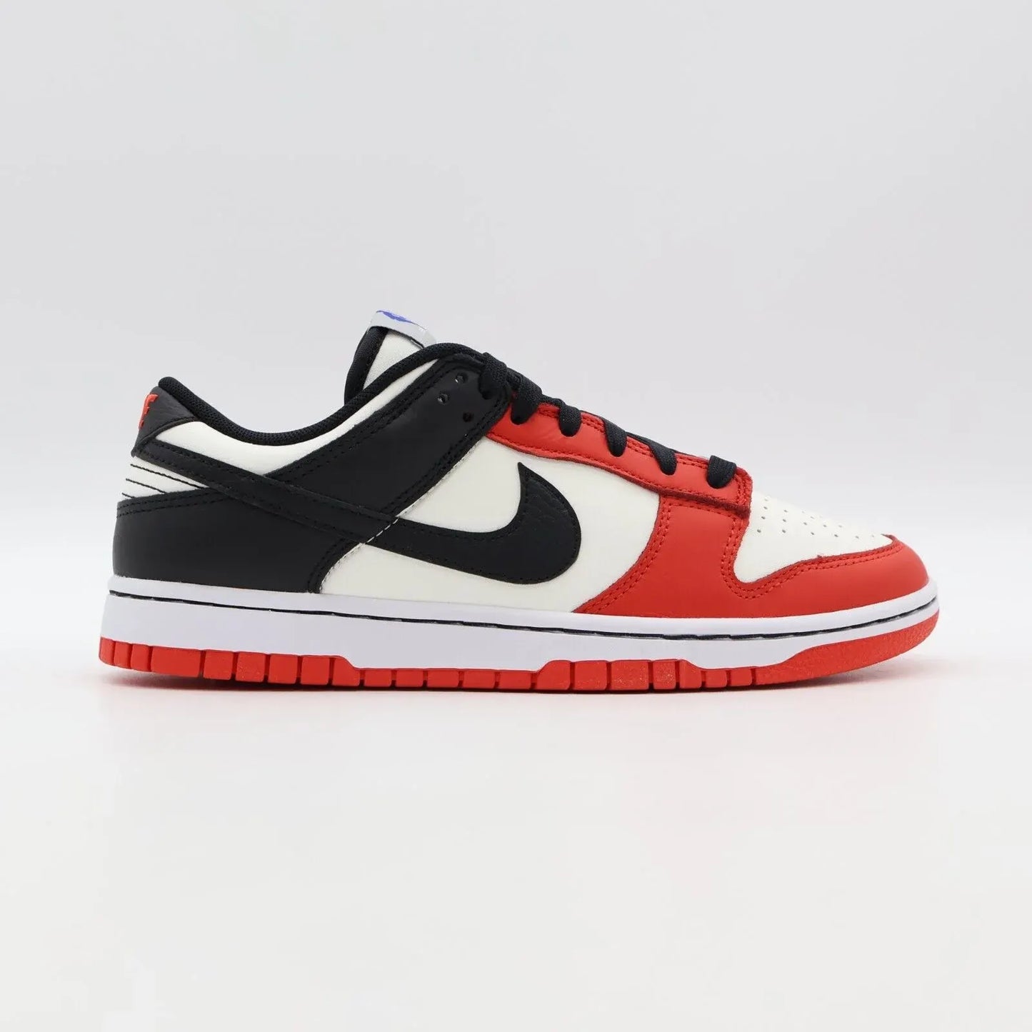 Tênis Vermelho Nike Dunk Low NBA Visto pelo Lado Externo