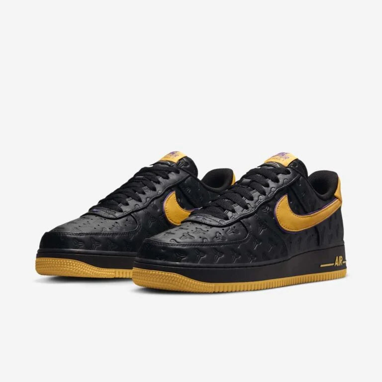 Tênis Preto com Amarelo Nike Air Force 1 Low Lakers Away Par Visto de Frente