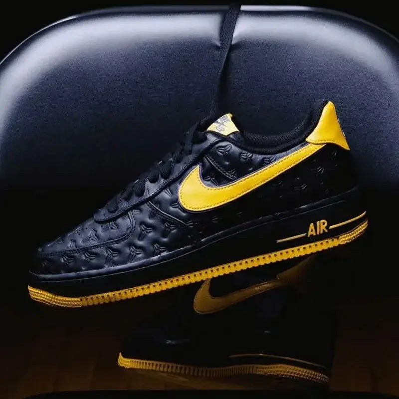 Tênis Preto com Amarelo Nike Air Force 1 Low Lakers Away Visto em Foto Profissional Visto Em Cima de Uma Cadeira Preta
