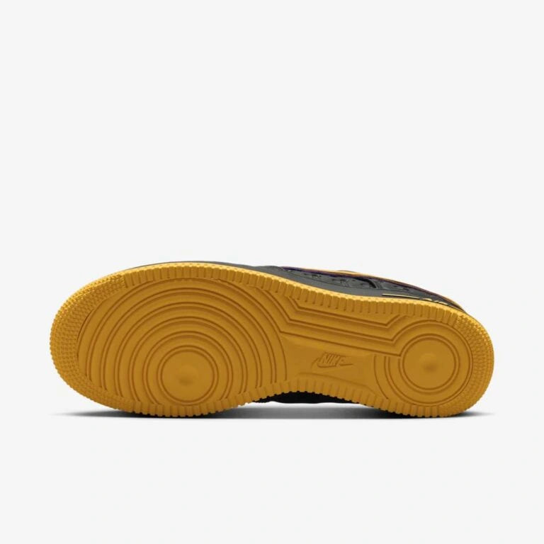 Tênis Preto com Amarelo Nike Air Force 1 Low Lakers Away Parte do Solado Amarelo