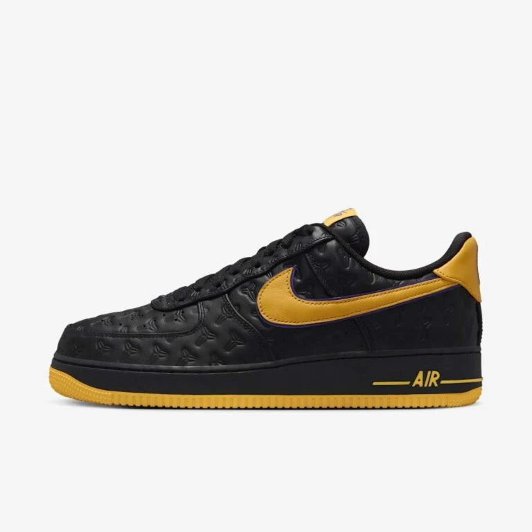 Tênis Preto com Amarelo Nike Air Force 1 Low Lakers Away Parte Lateral Esquerda