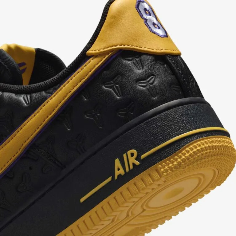 Tênis Preto com Amarelo Nike Air Force 1 Low Lakers Away Detalhes da Parte Traseira
