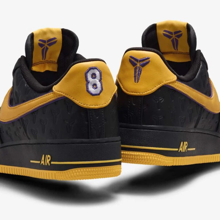 Tênis Preto com Amarelo Nike Air Force 1 Low Lakers Away Parte Traseira Destacando o Numero 8 e a Logo Kobe Bryant