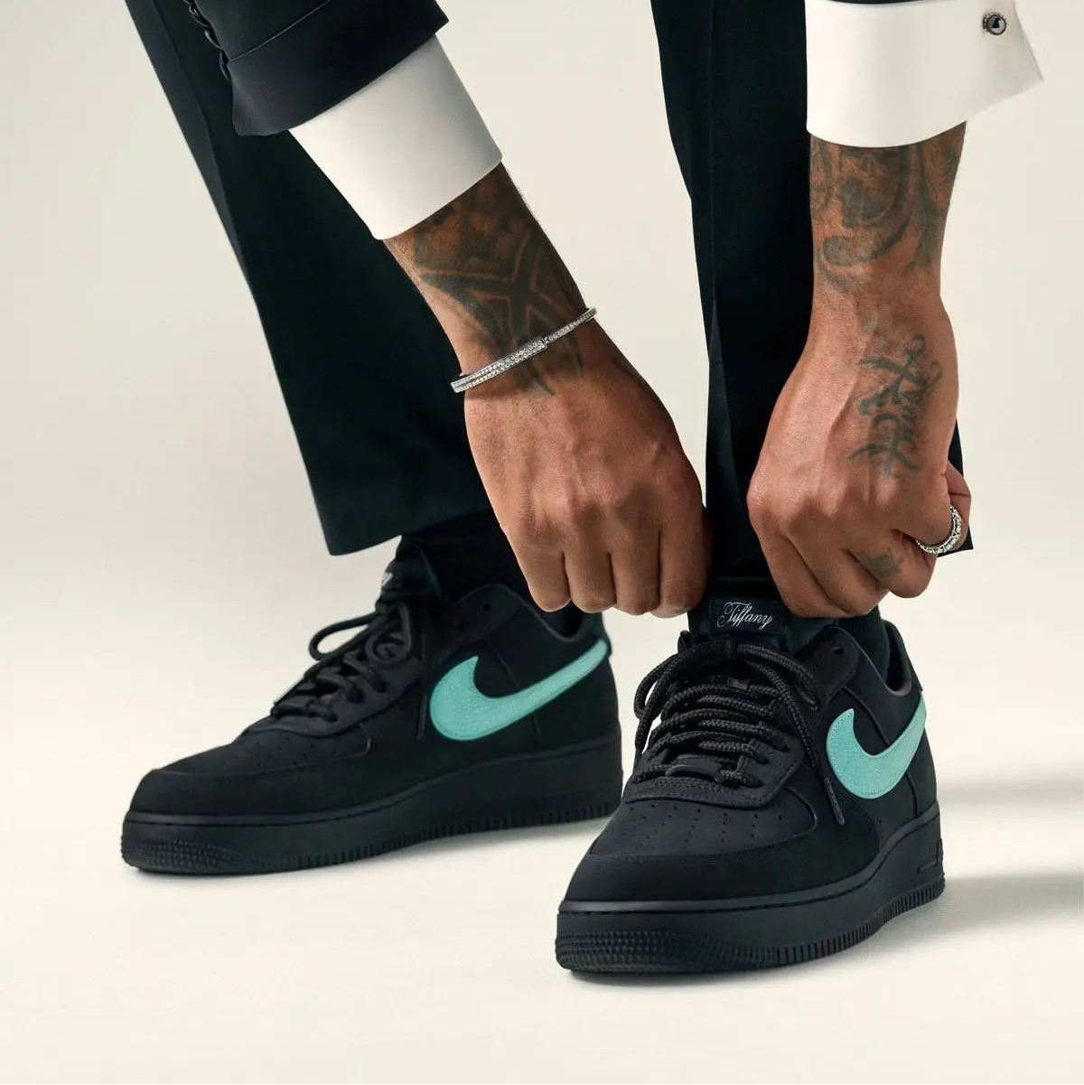 Nike Air Force 1 Low Tiffany Visto no Pe com Calca Preta