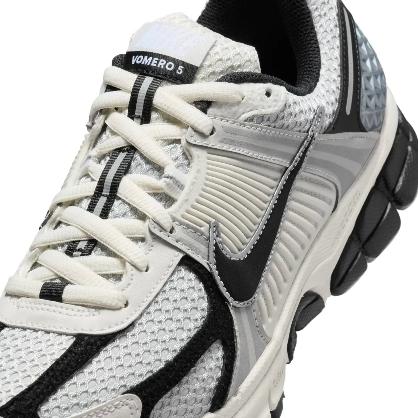 Tênis Branco com Preto Nike Zoom Vomero 5 Photon Dust Black Parte Frontal em Detalhes