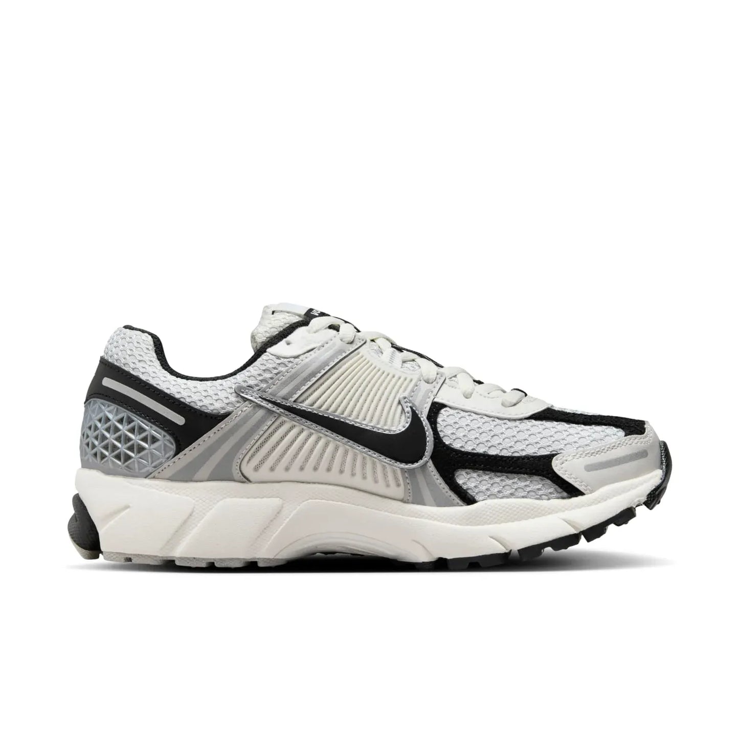 Tênis Branco com Preto Nike Zoom Vomero 5 Photon Dust Black Parte Lateral Direita