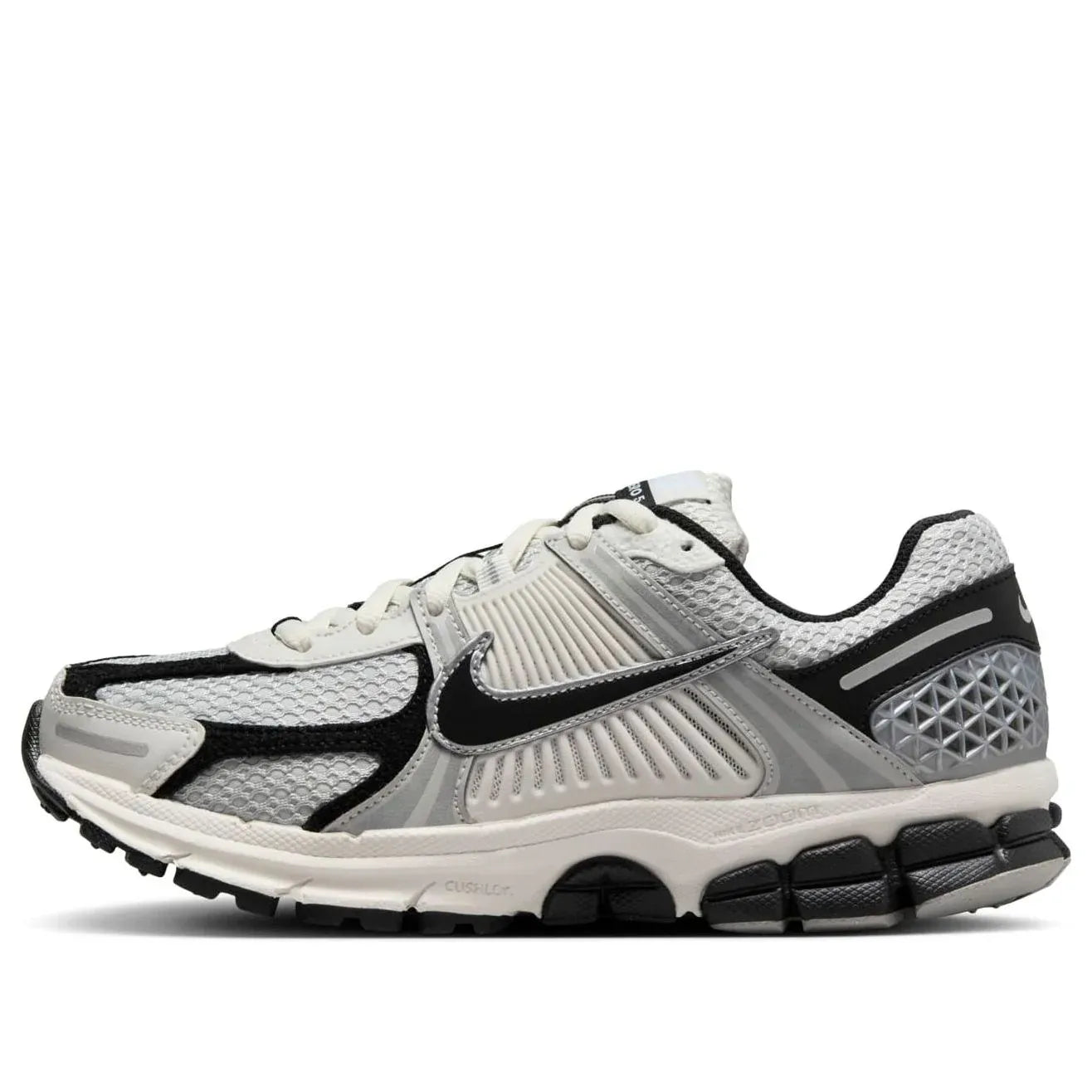 Tênis Branco com Preto Nike Zoom Vomero 5 Photon Dust Black Parte Lateral Esquerda