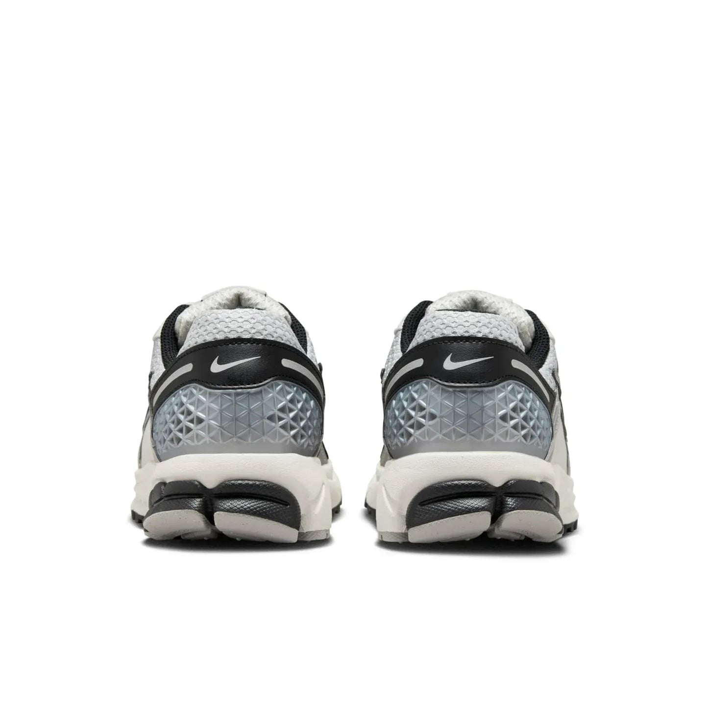 Tênis Branco com Preto Nike Zoom Vomero 5 Photon Dust Black Parte Traseira em Detalhes com Logo Nike Branca