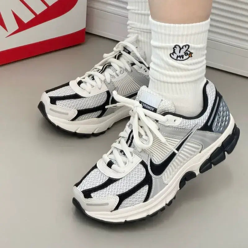 Tênis Branco com Preto Nike Zoom Vomero 5 Photon Dust Black Visto no Pe com Meia Branca
