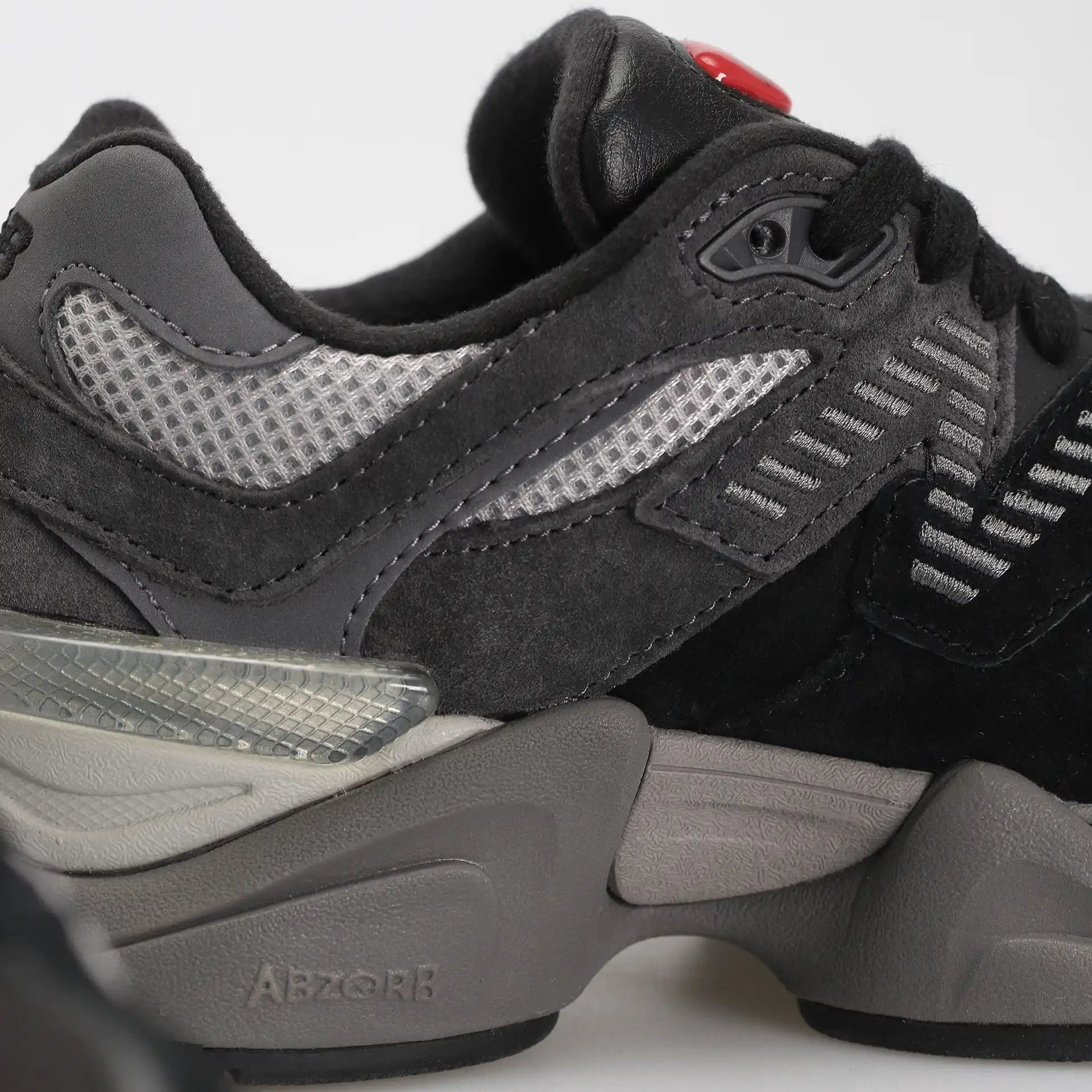 Tênis Preto New Balance 9060 Black Castlerock Detalhes da Parte Traseira Mostrando a Tecnologia Abzorb