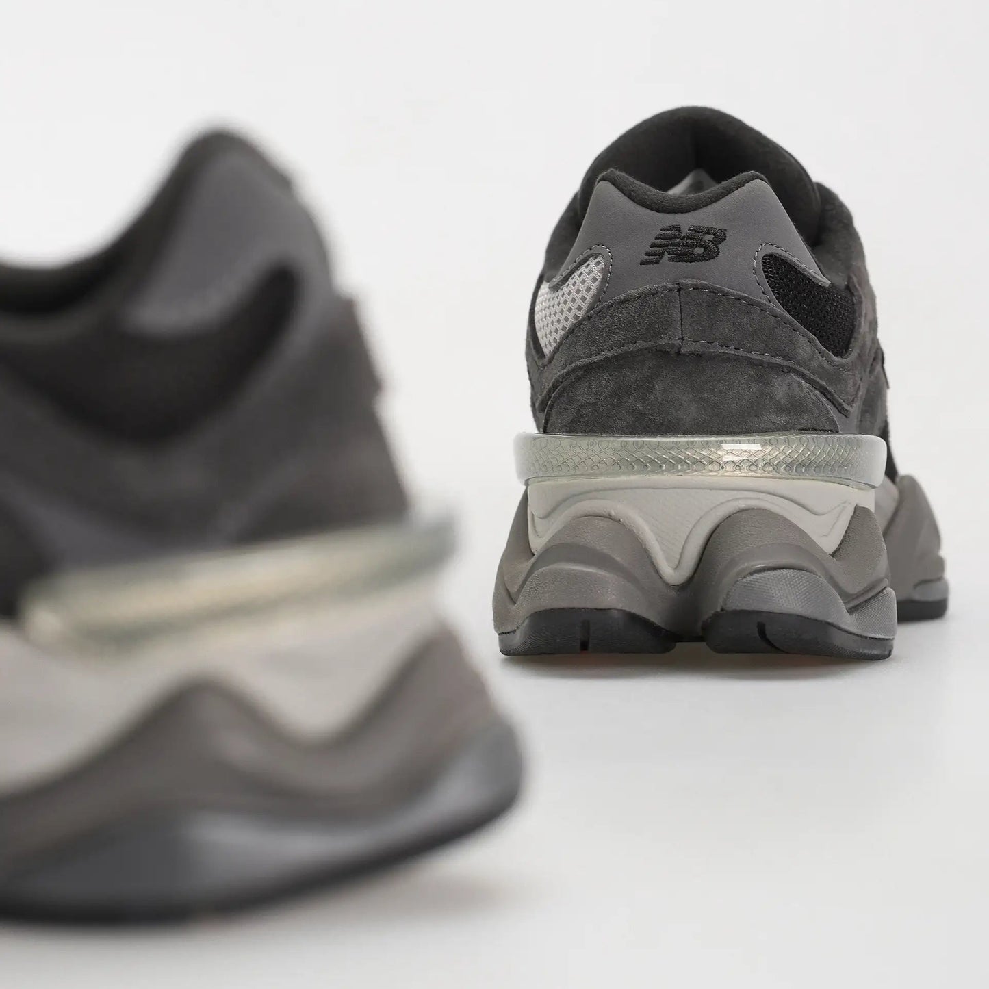 Tênis Preto New Balance 9060 Black Castlerock Parte Traseira em Detalhes