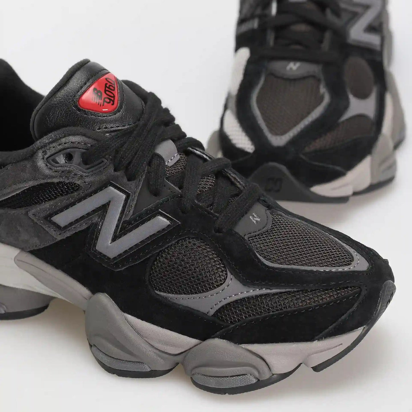 Tênis Preto New Balance 9060 Black Castlerock Parte Frontal Detalhada