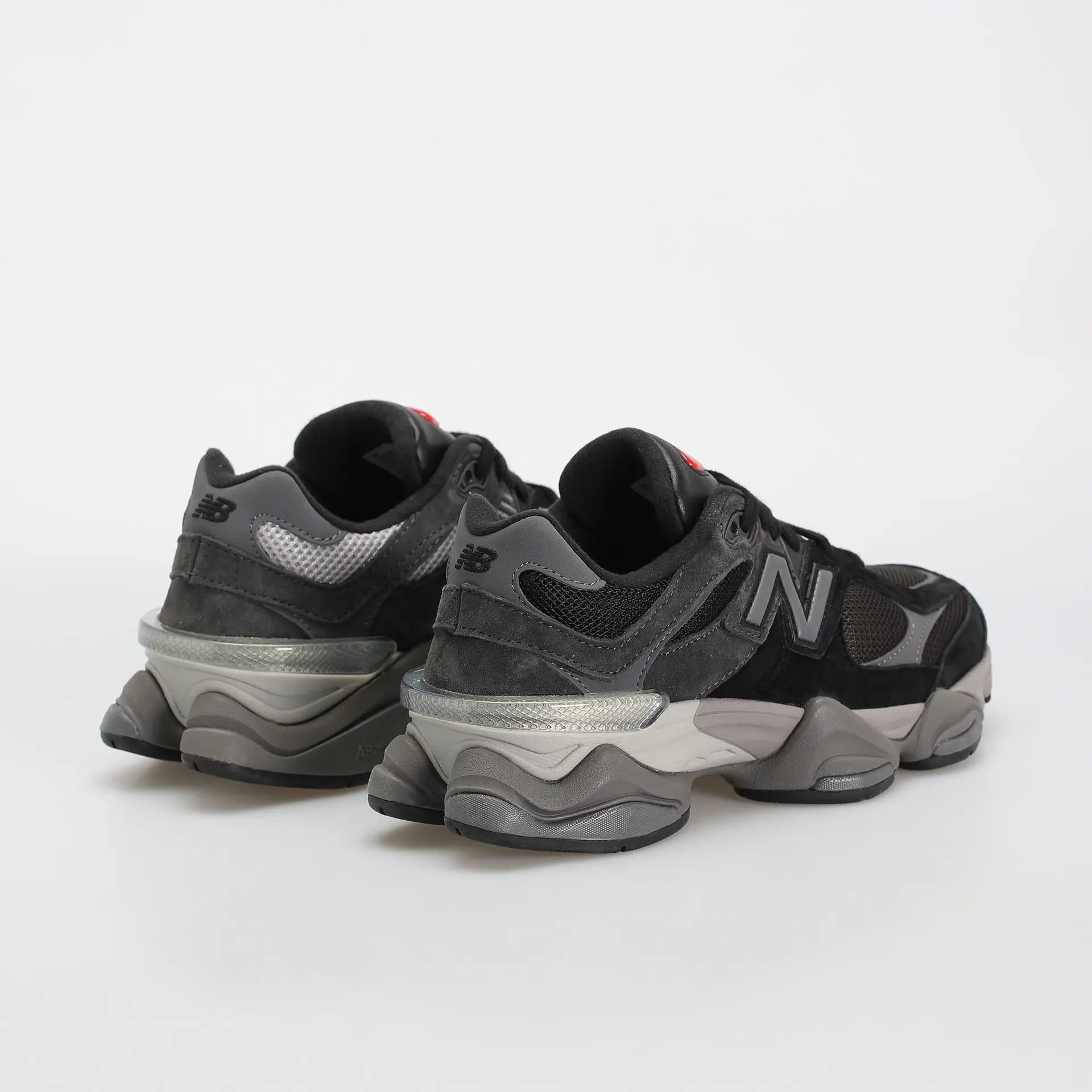 Tênis Preto New Balance 9060 Black Castlerock Vista da Parte Traseira