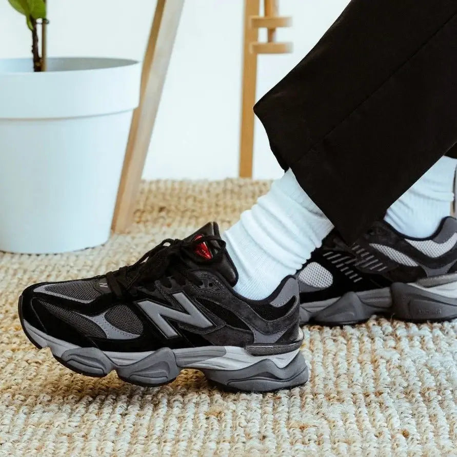 Tênis Preto New Balance 9060 Black Castlerock Visto no Pe com Calca Preta e Meia Branca