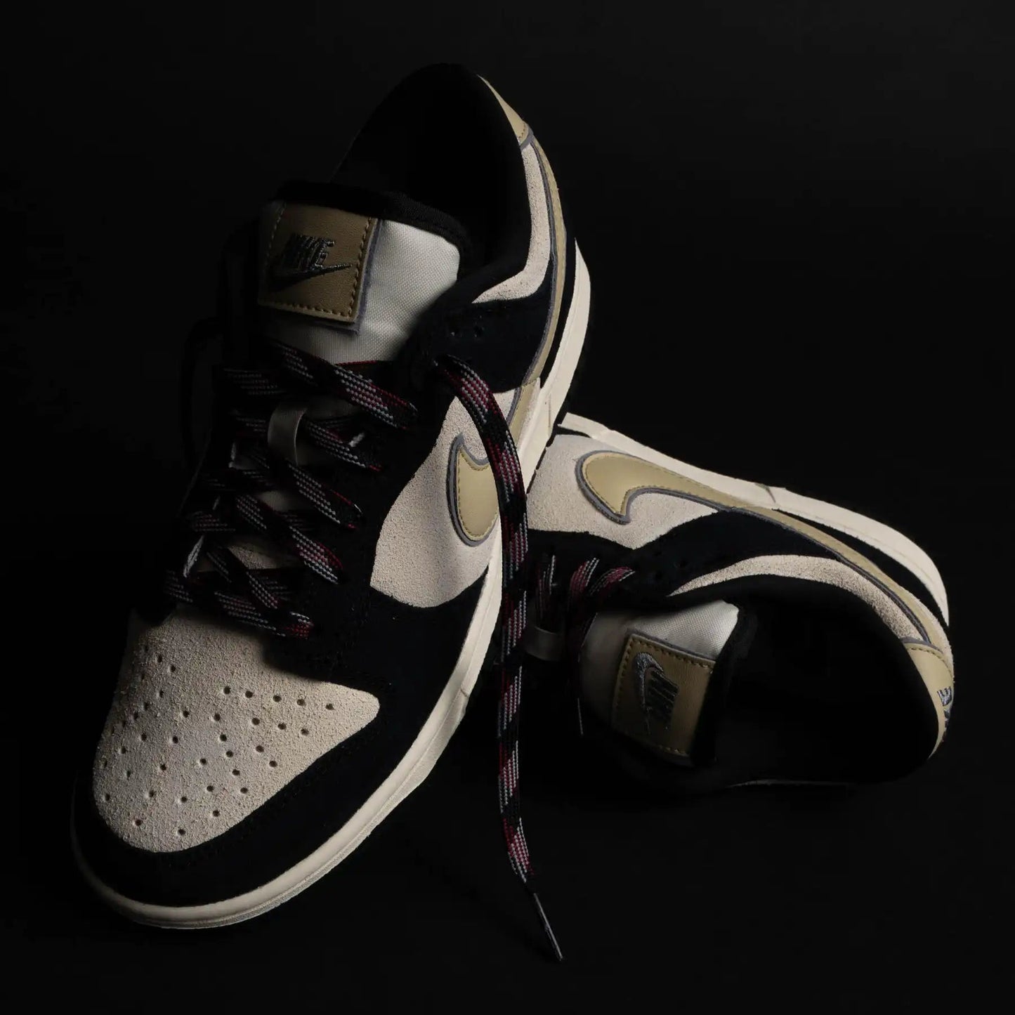 Tenis Preto Com Dourado Nike Dunk Low LX Black Suede Team Gold Com Fundo Profissional