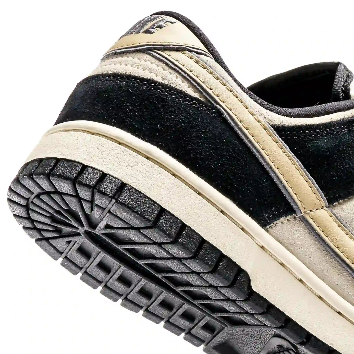Tenis Preto Com Dourado Nike Dunk Low LX Black Suede Team Gold Detalhes do Suede Traseiro