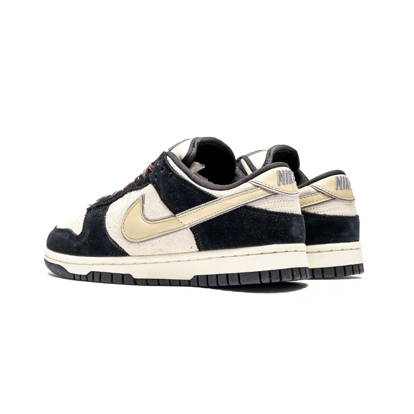 Tenis Preto Com Dourado Nike Dunk Low LX Black Suede Team Gold Parte Traseira em Detalhes