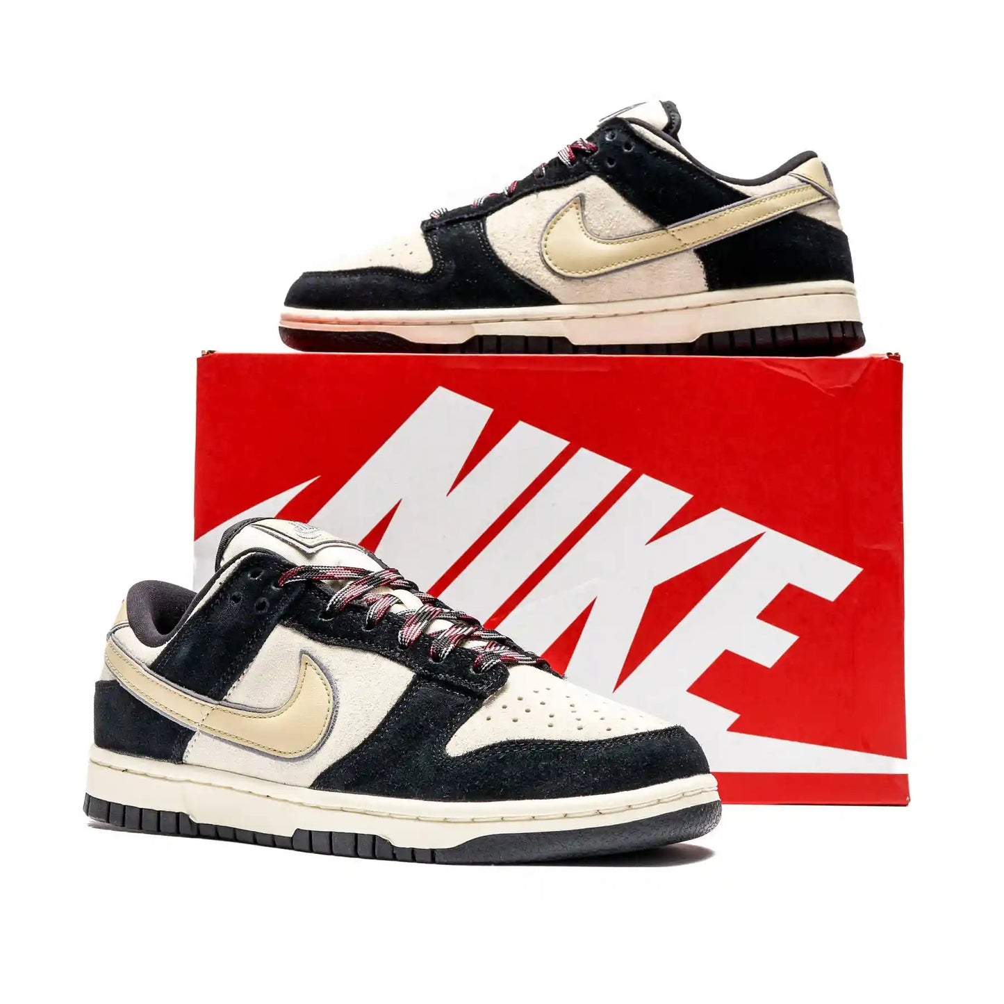 Tenis Preto Com Dourado Nike Dunk Low LX Black Suede Team Gold Em Cima da Caixa