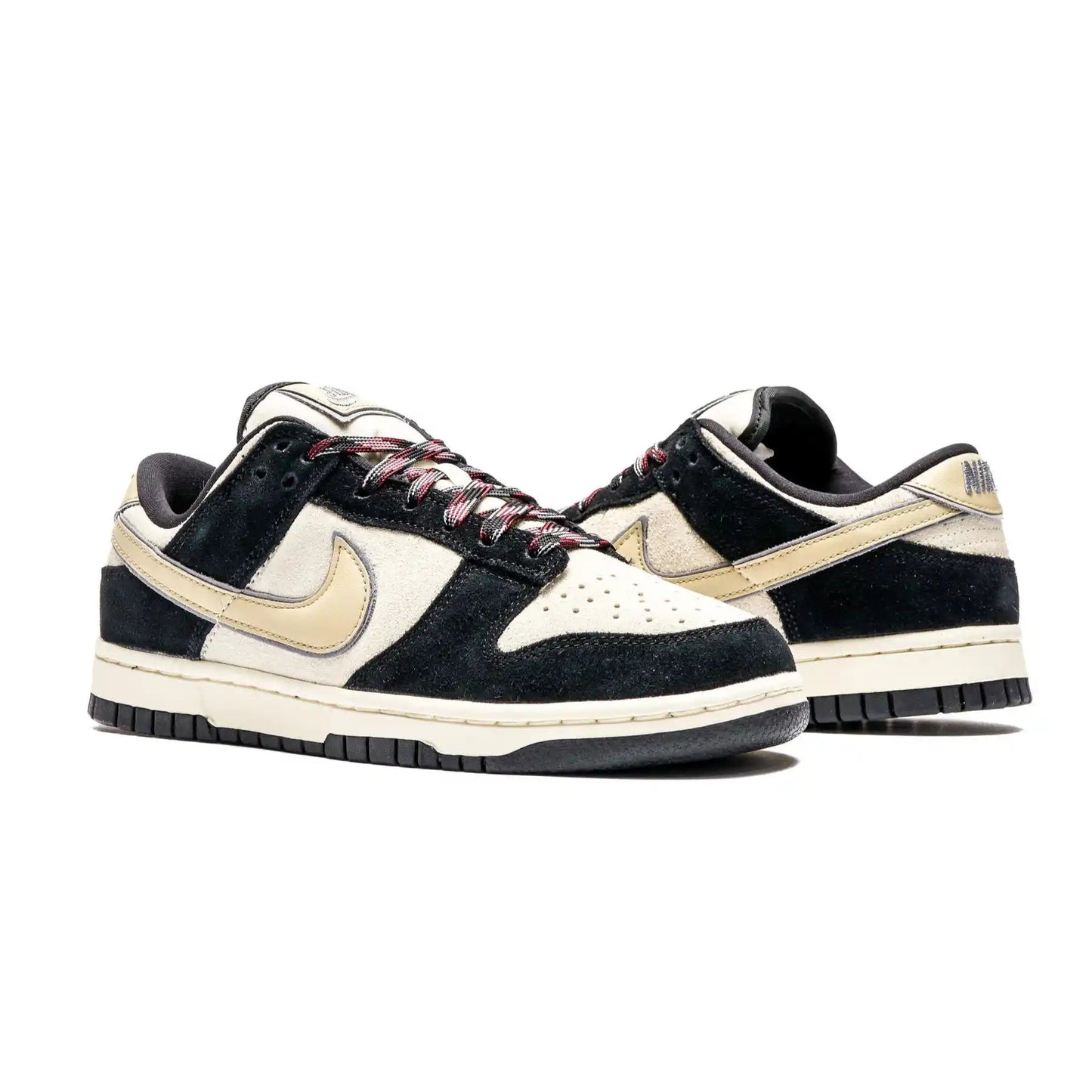 Tenis Preto Com Dourado Nike Dunk Low LX Black Suede Team Gold  Par Visto de Lado