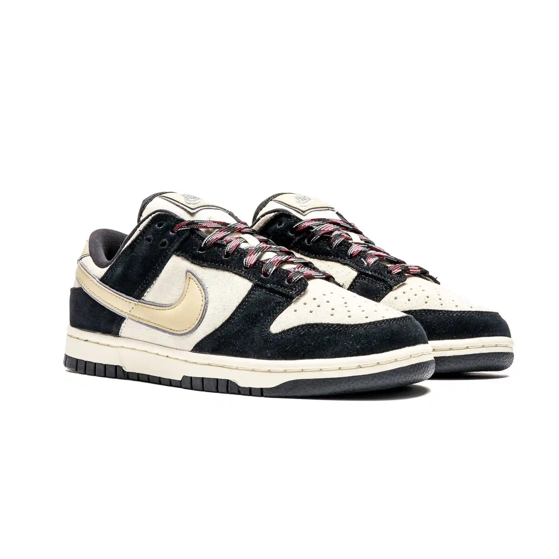Tenis Preto Com Dourado Nike Dunk Low LX Black Suede Team Gold Par Visto de Frente