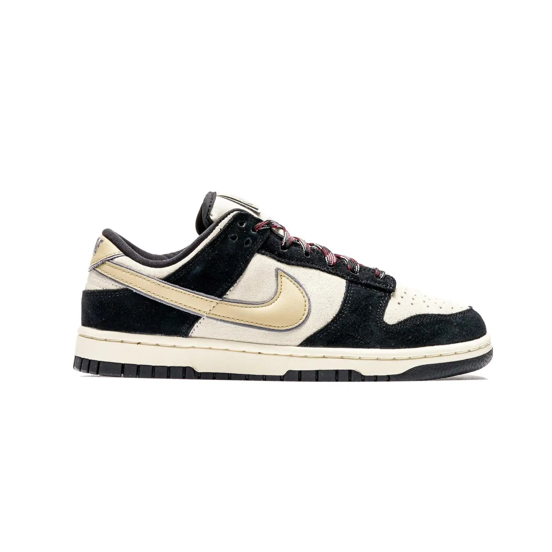 Tenis Preto Com Dourado Nike Dunk Low LX Black Suede Team Gold Parte Lateral Externa