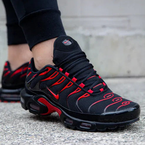 Tenis Preto com Vermelho Air Max TN Plus Hates Visto no Pe com Calca Moletom Preta