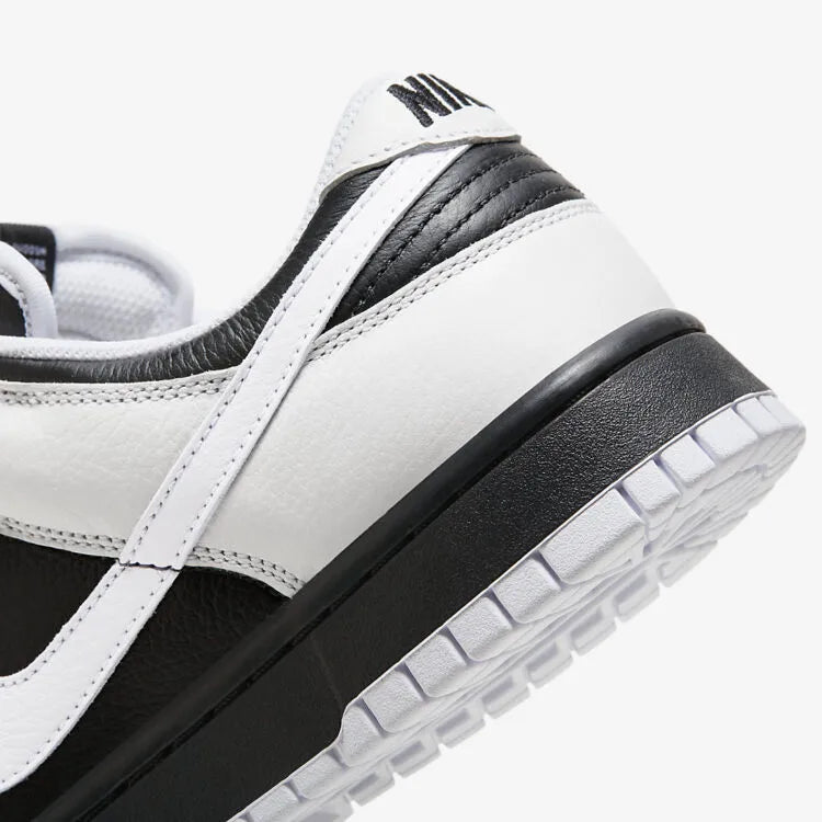 Tênis Preto e Branco Nike Dunk Low Reverse Panda Detalhes do Couro Traseiro