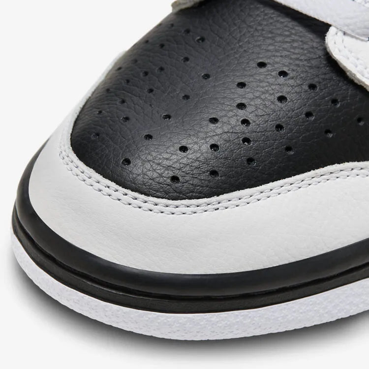 Tênis Preto e Branco Nike Dunk Low Reverse Panda Detalhes do Couro Frontal