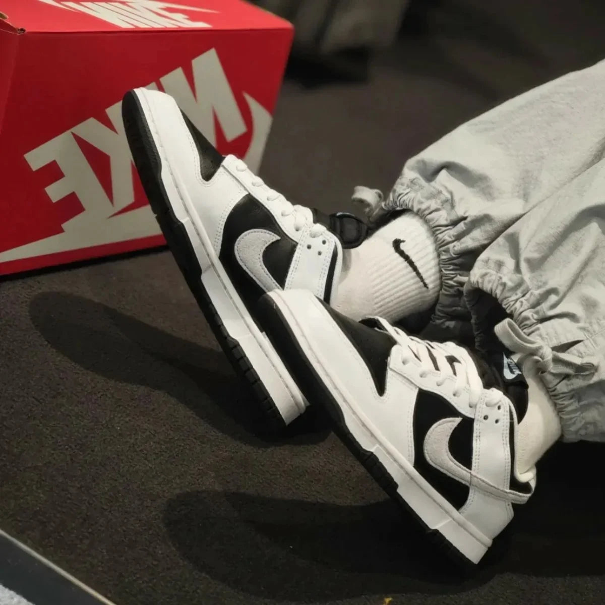 Tênis Preto e Branco Nike Dunk Low Reverse Panda Visto no Pe