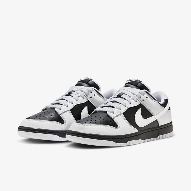 Tênis Preto e Branco Nike Dunk Low Reverse Panda Par Visto de Frente