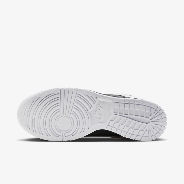 Tênis Preto e Branco Nike Dunk Low Reverse Panda Parte da Sola Branca
