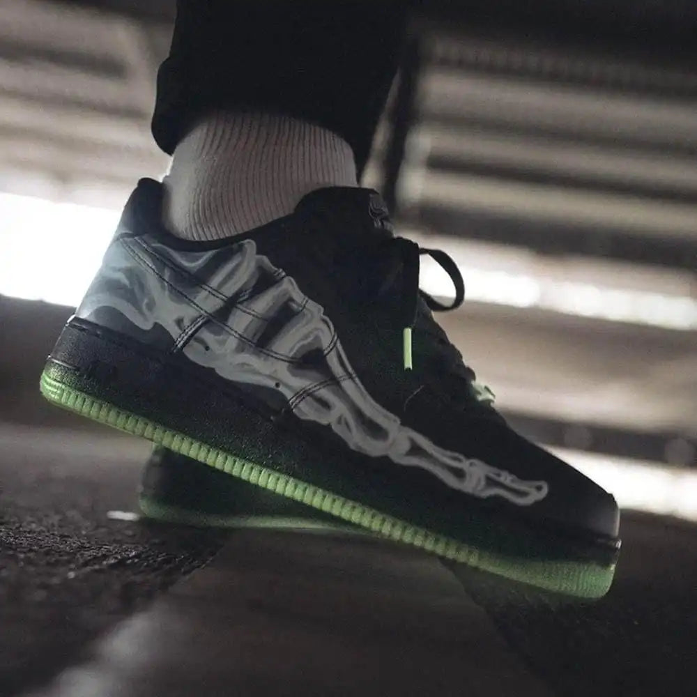 Tênis Preto Nike Air Force 1 Black Skeleton Visto no Pe Brilhando no Escuro