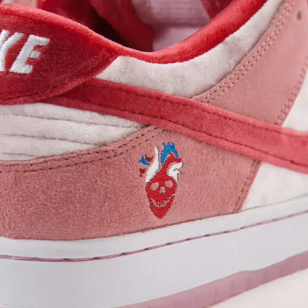 Par de Tênis Nike SB Dunk Strangelove De Veludo Rosa Detalhes Traseiros com Caveira em Destaque