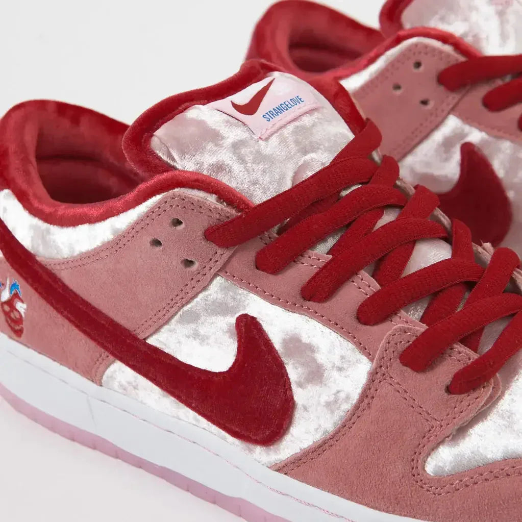 Par de Tênis Nike SB Dunk Strangelove De Veludo Rosa Em Detalhes Proximos