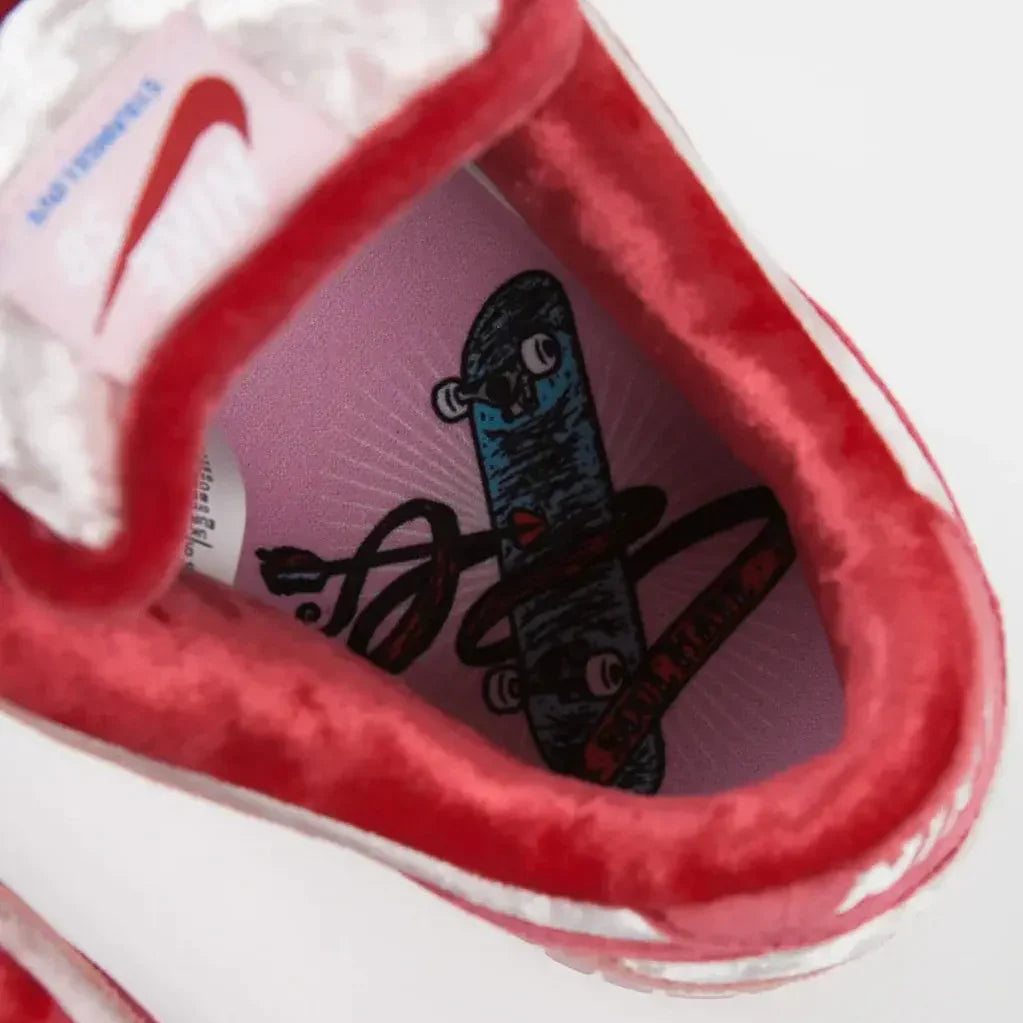 Par de Tênis Nike SB Dunk Strangelove De Veludo Rosa Parte de Cima em Detalhes