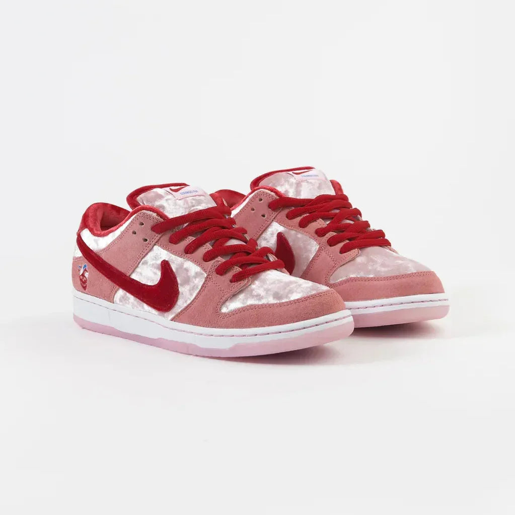 Par de Tênis Nike SB Dunk Strangelove De Veludo Rosa Visto de Frente