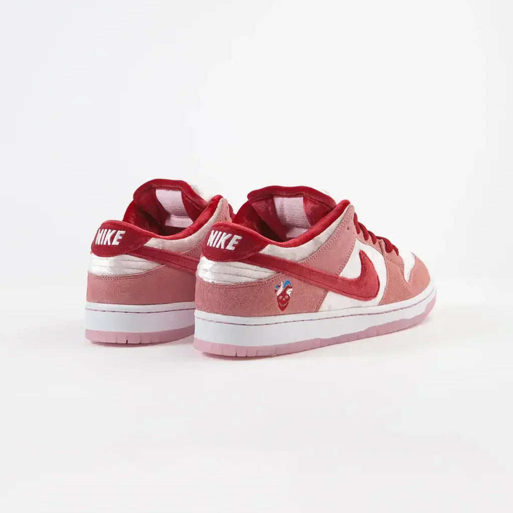 Par de Tênis Nike SB Dunk Strangelove De Veludo Rosa Parte Traseira em Detalhes
