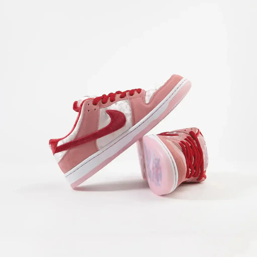 Par de Tênis Nike SB Dunk Strangelove De Veludo Rosa Par em Cima do Outro Tenis