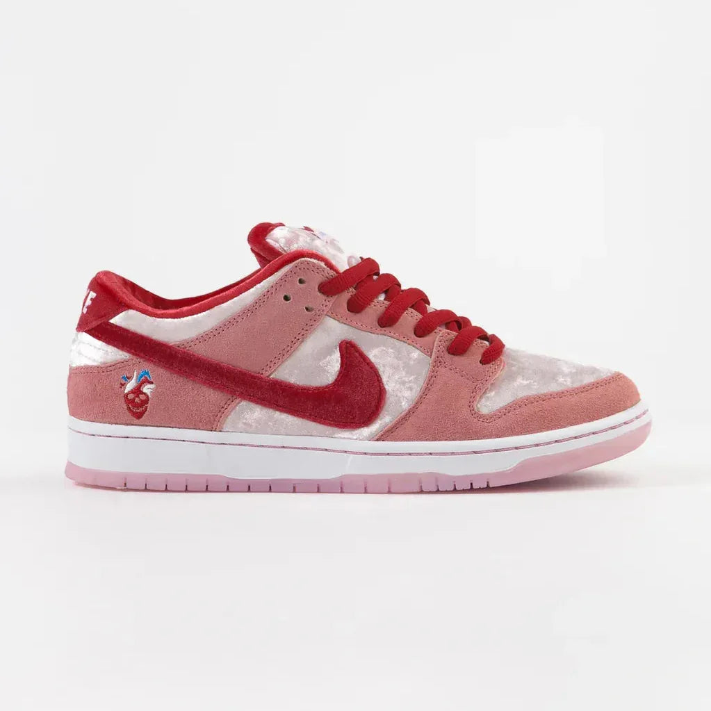 Par de Tênis Nike SB Dunk Strangelove De Veludo Rosa Visto pela Parte Lateral