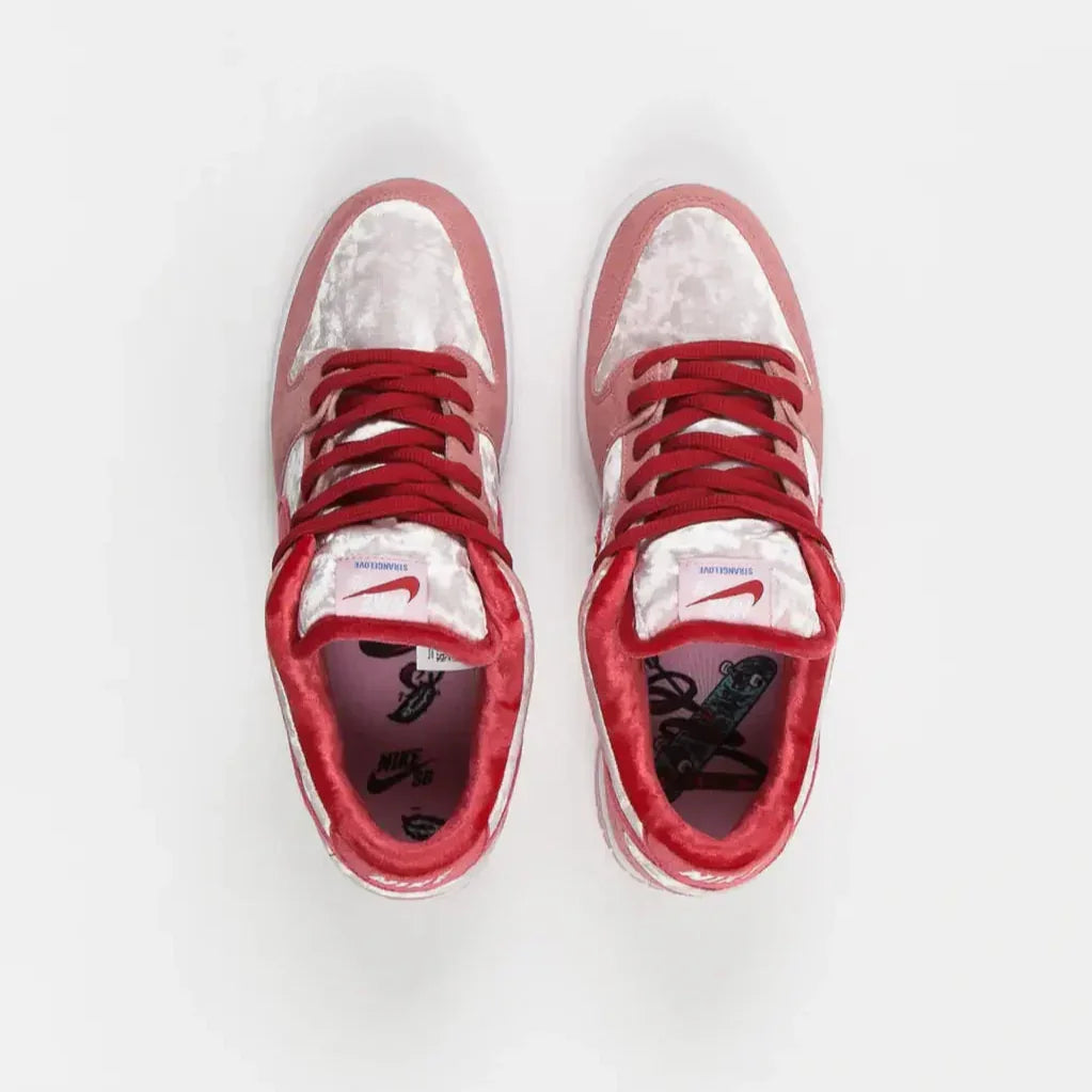 Par de Tênis Nike SB Dunk Strangelove De Veludo Rosa Visto por Cima do Par
